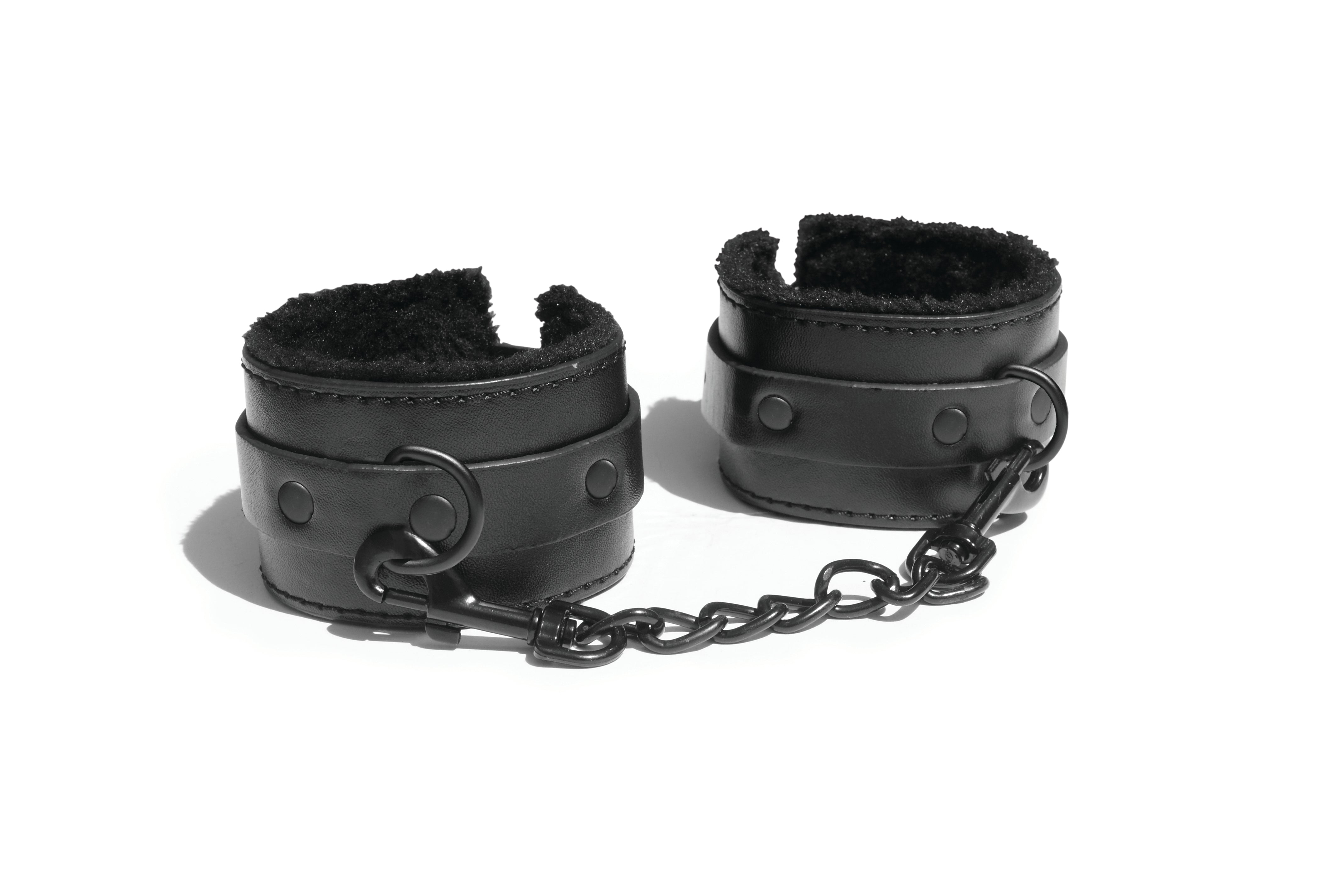 Sex & Mischief Shadow Fur Handcuffs - Black Vegan Leather Restraints with Soft Faux Fur Interior, Comfortable BDSM Handcuffs with 14 cm Chain, 23 cm Length, Nickel-Free Metal, Body Safe Material > Bondage Gear > Restraints