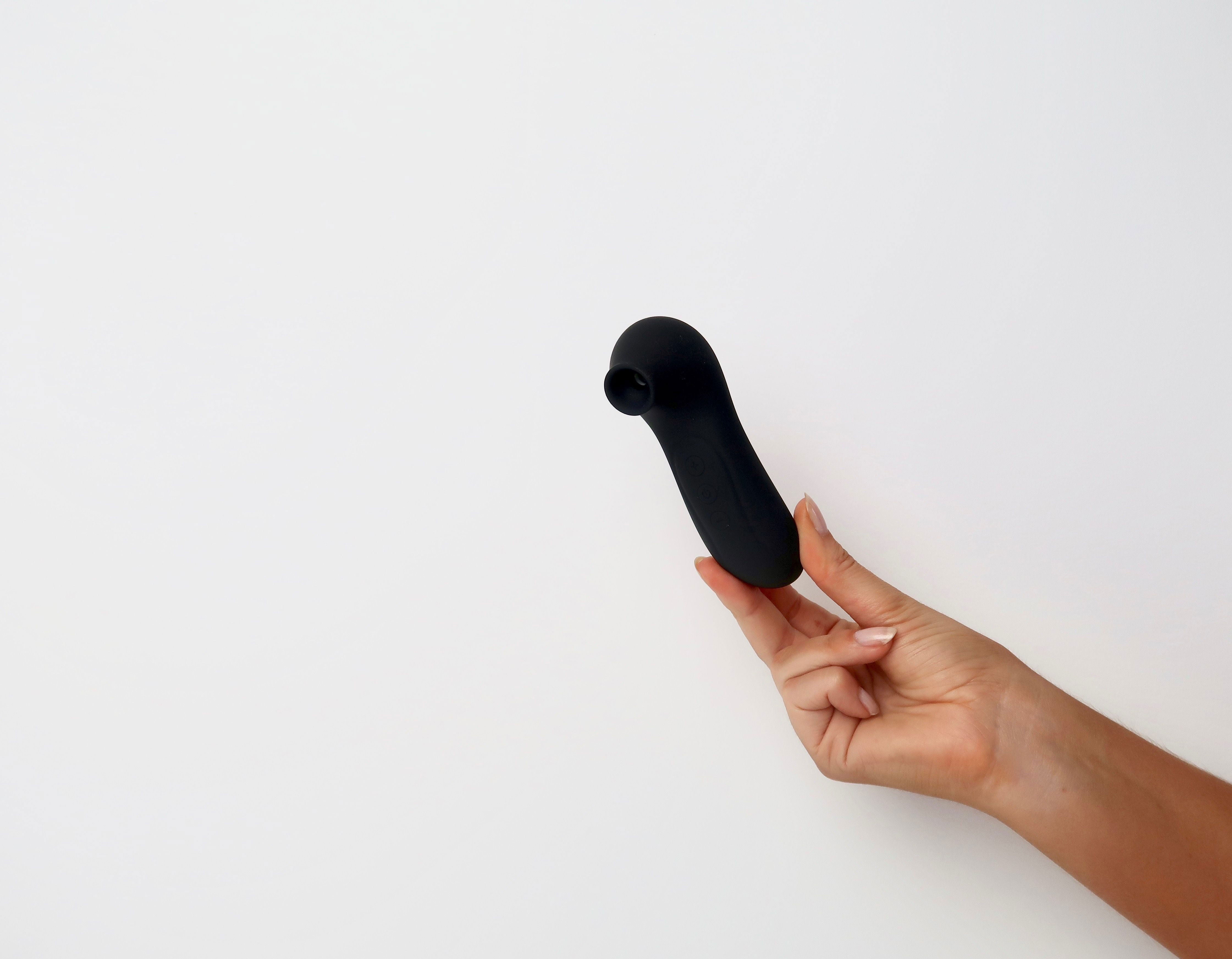 Voodoo Beso Xoxo Black Clitoral Vibrator With Touchless Suction Suction Stimulator